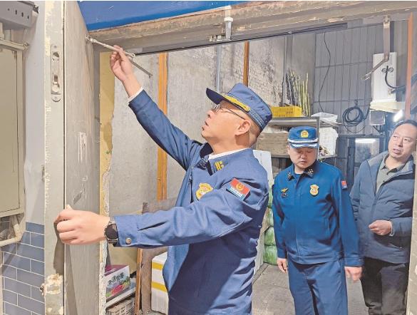 開展防火巡查,壓實冬季火災防控責任。