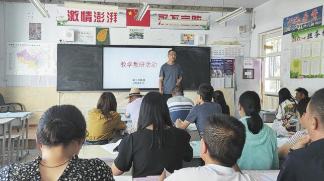 王峰組織教學教研活動。受訪本人提供