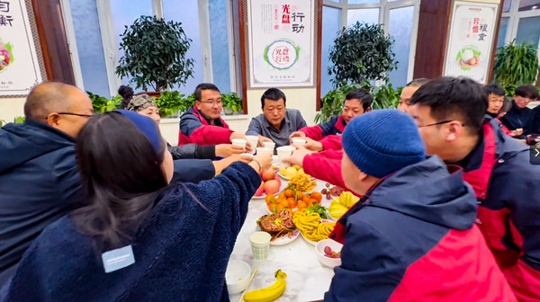 春節期間,工作人員與游客一起過年,吃年夜飯。_副本