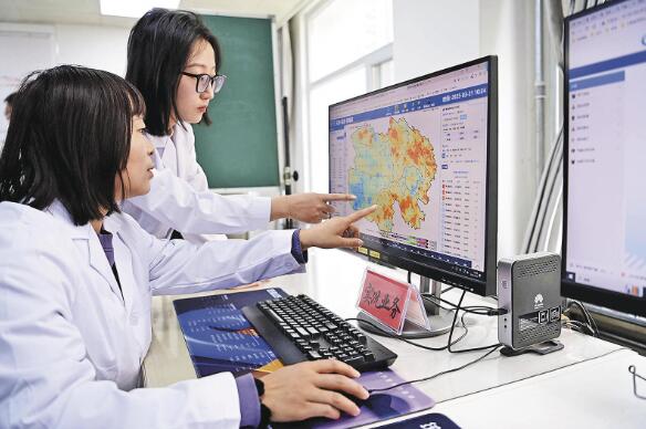 青海省氣象信息中心業(yè)務平臺工作人員實況分析天氣變化。